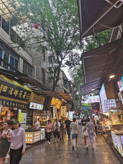 成都总府路美食一条街
