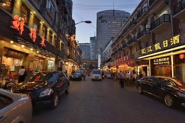 云南南路美食街地铁口