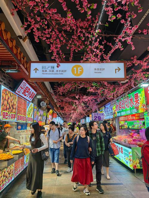 东门美食街在哪个出口