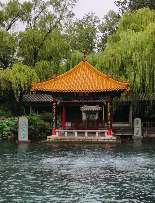 济南著名的旅游景点是