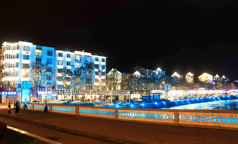 都江堰龙潭湾美食街